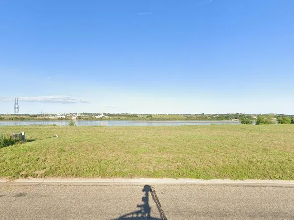 6032 Misty Waters Dr, Bismarck, ND 58503