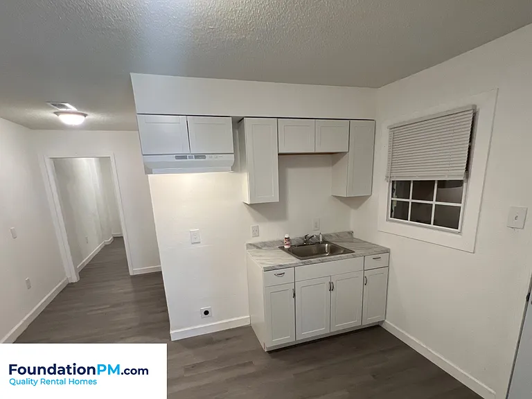 2773 Waverly Ave — Photo 3
