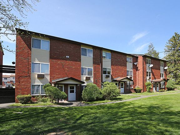 2nd image of 288 Woodbury Cir