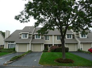 17 Doral Ln, Bay Shore, NY 11706