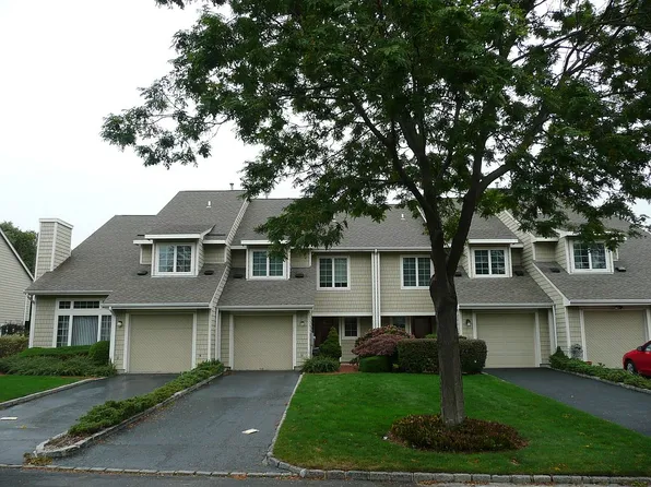 17 Doral Ln, Bay Shore, NY 11706