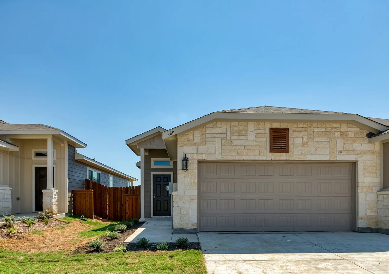 Gorgeous 3 Bedroom Duplex Located In Midlothian Isd! — Photo 1