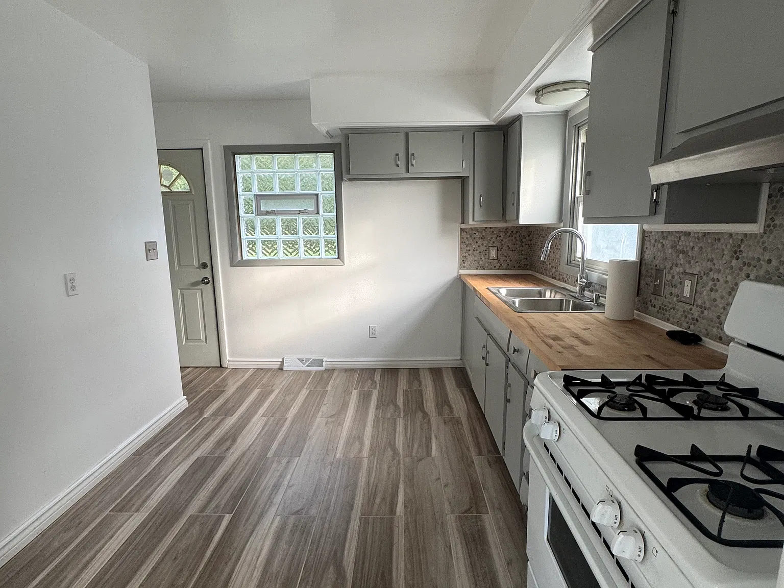 3 bed, 1728 sqft, $1,350 — Photo 2