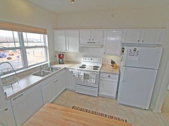 2nd image of N113W16241 Sylvan Cir Unit 219
