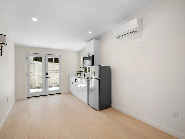 22432 Burbank Blvd #1/2 — Photo 7