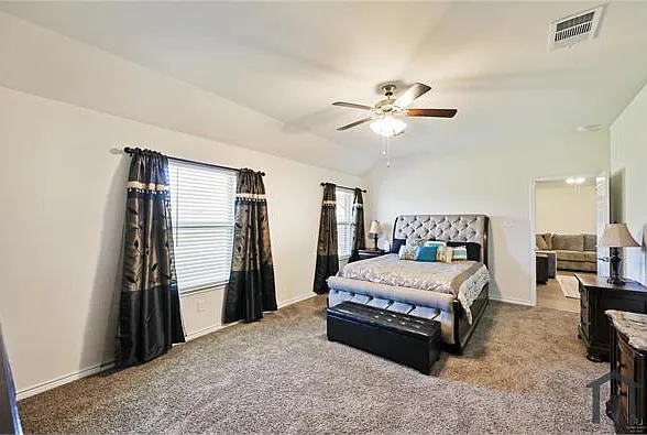 4 bed, 2122 sqft, $3,300 — Photo 2