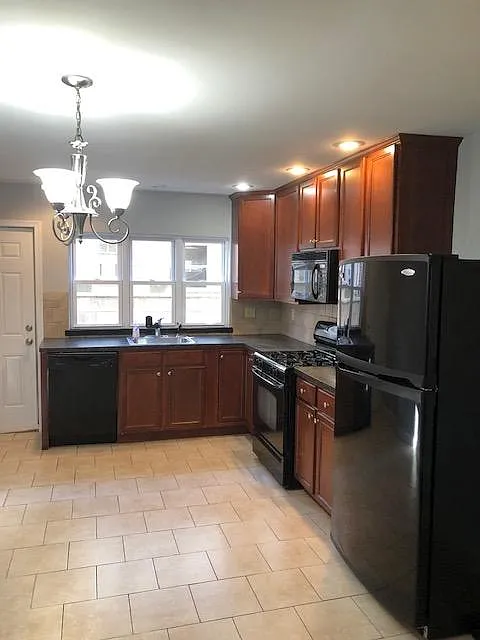 3 bed, 1.5 bath, 1140 sqft, $1,975 — Photo 2