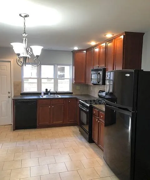 1220 Daly St — Photo 2