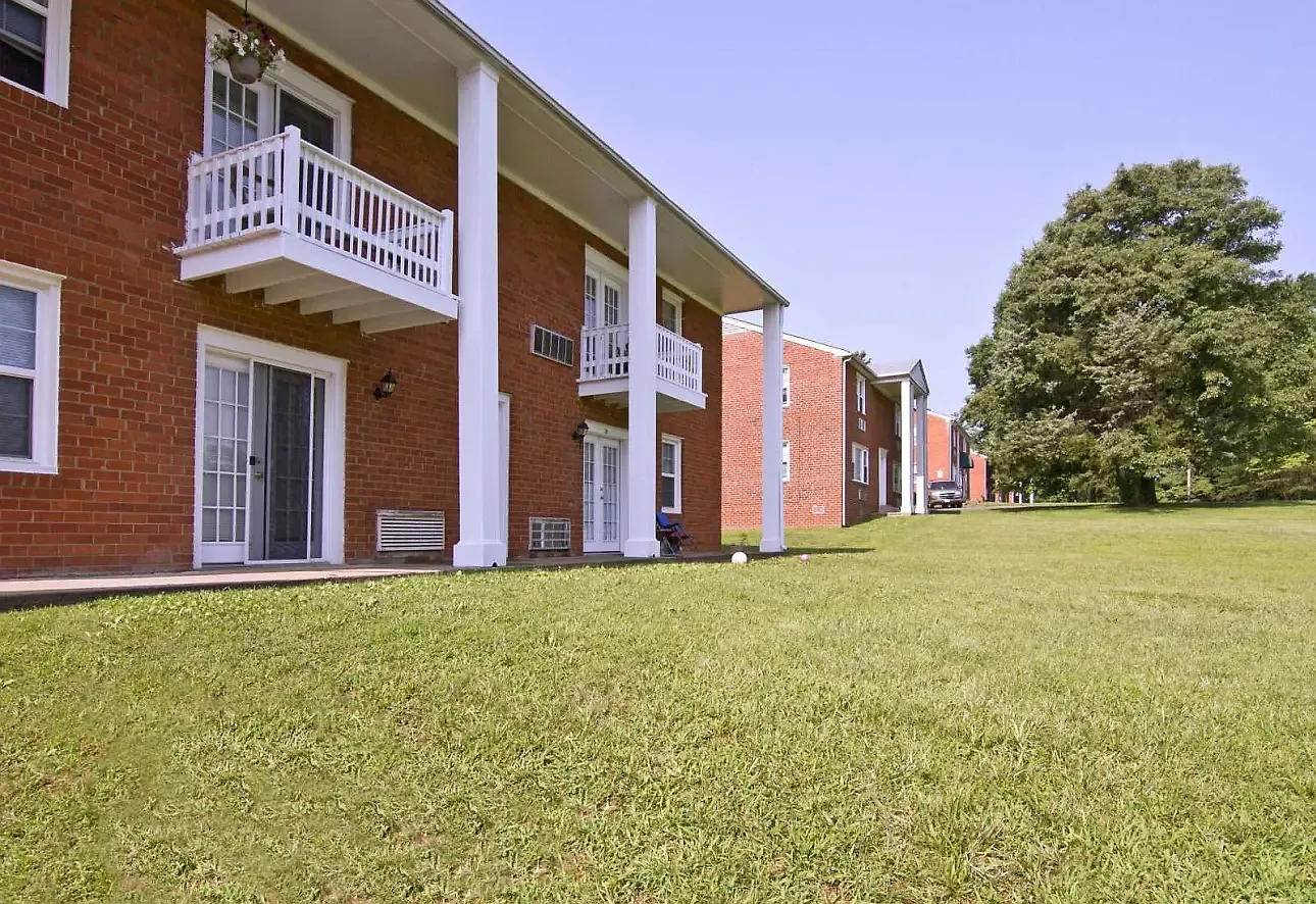 Columns Apartments — Photo 3