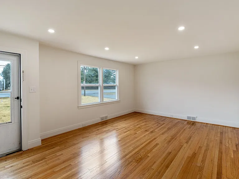 611 E Polo Rd — Photo 3