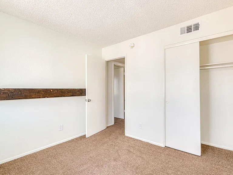 5243 N 42nd Pkwy — Photo 13