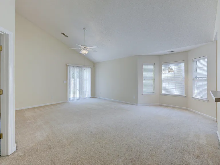 184 Ivy Square Dr — Photo 5