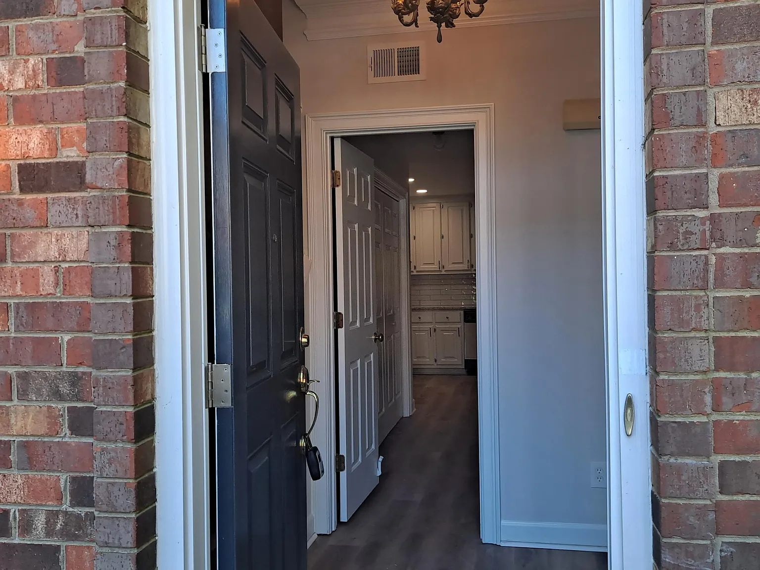 3 bed, 2.5 bath, 1830 sqft, $2,600 — Photo 2