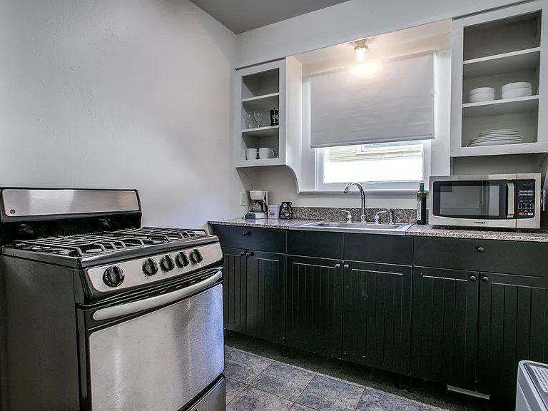 600 N Montclair Ave #D — Photo 4