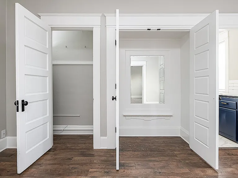 Elegant Renovation! HUGE 1 Bed 1 Bath Available Now! — Photo 11