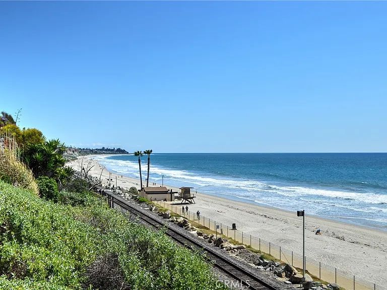 123 W Avenida Valencia — Photo 37