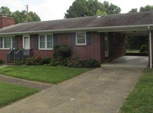 1012 W Oak Hill Dr, Halifax, VA 24558