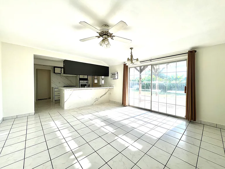 880 N Waverly St — Photo 6