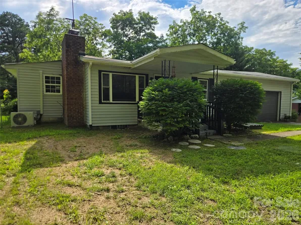 1323 Locust Grove Rd, Hendersonville, NC 28792
