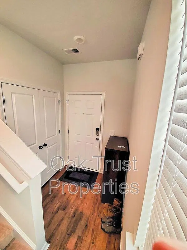 3 bed, 2.5 bath, 1614 sqft, $2,050 — Photo 3
