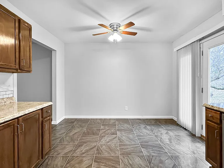 1300 NW Golfview Ct — Photo 5