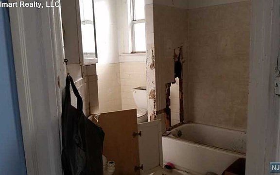 4th image of 90 Sanford St