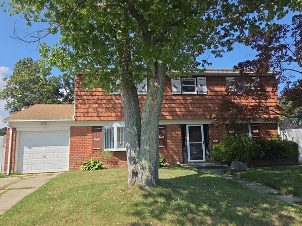 623 Nimrod Ct, North Babylon, NY 11703