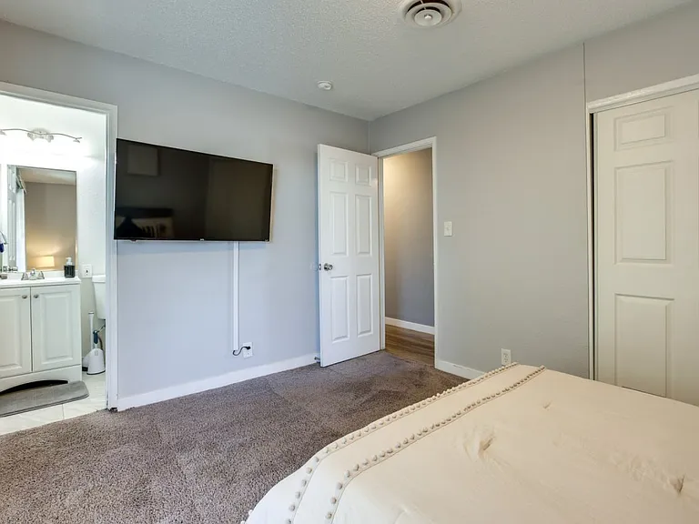 2405 Arenas St — Photo 16