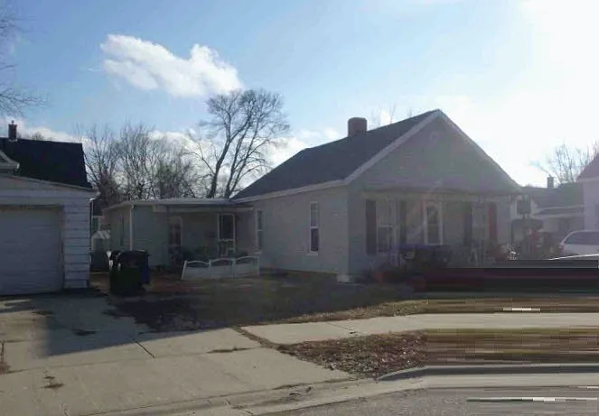 1004 W Olive St photo 1