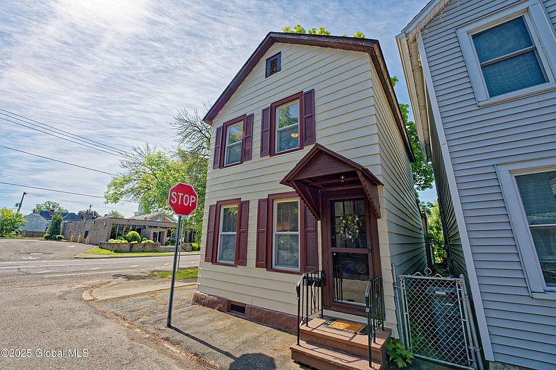 2nd image of 30 Andrewsville Court