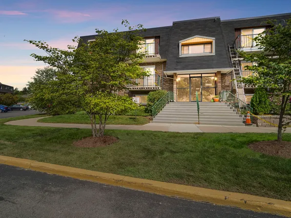 3856 S Parkway Dr APT 2A, Northbrook, IL 60062