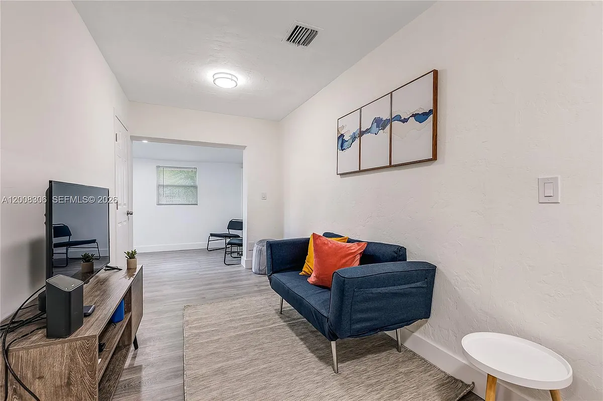 Building Photo - 327 NE 55th St #2