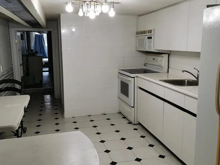 253 Palmerston Ave #MAIN FLOOR — Photo 4