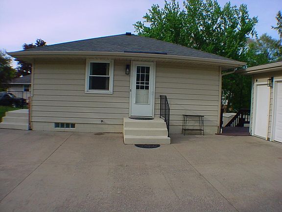 3rd image of 1112 Queens Ln
