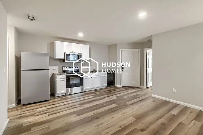 1320 Oak St — Photo 6