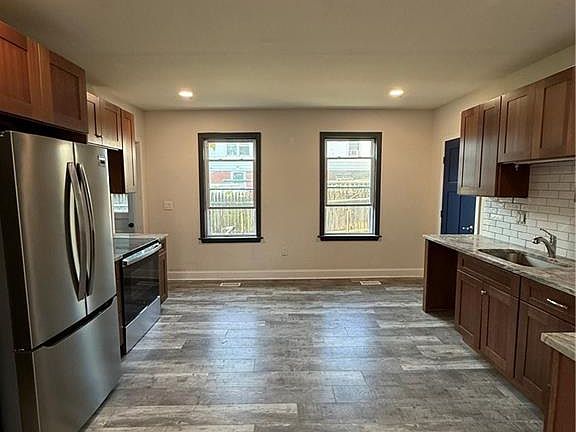 3rd image of 70 Clyde St #1