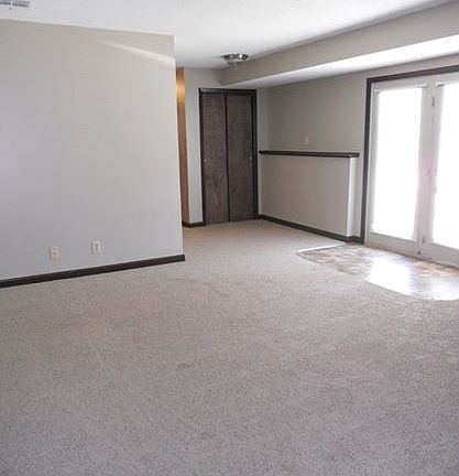 2nd image of 935 Valley View Dr APT 6