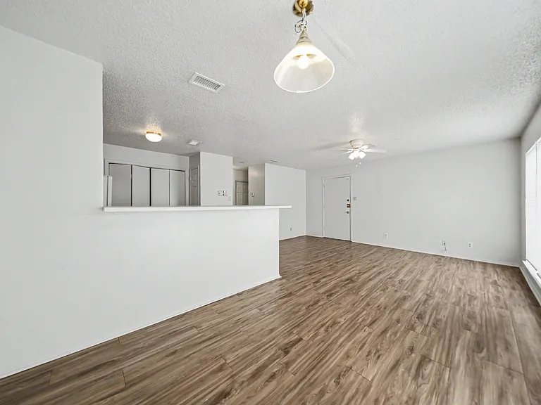 705 W Ave D, Belton — Photo 23