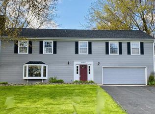 6920 Hillcrest Dr, Crystal Lake, IL 60012