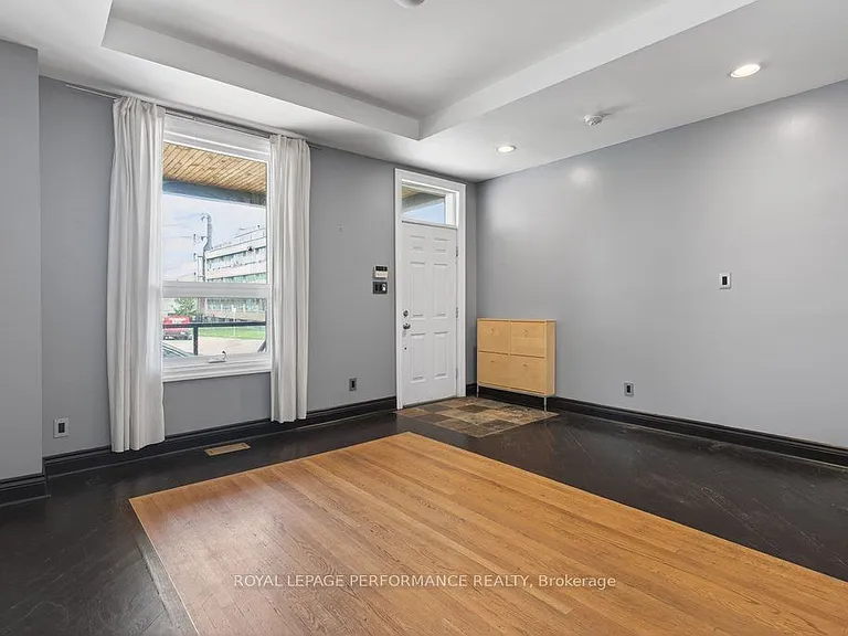 313 Lebreton St S — Photo 5