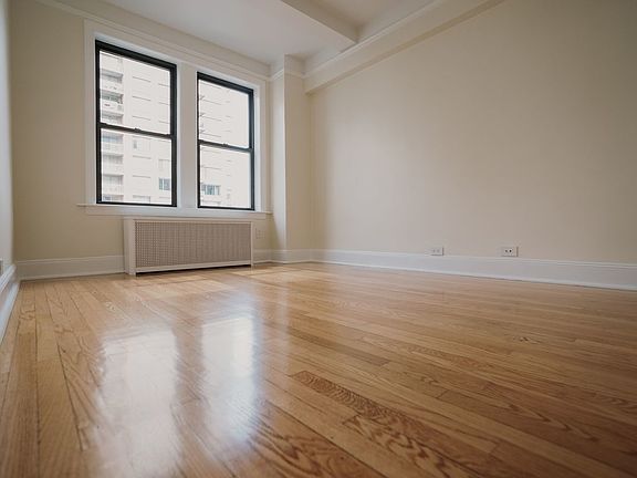 4th image of 210 E 68th St APT 4G