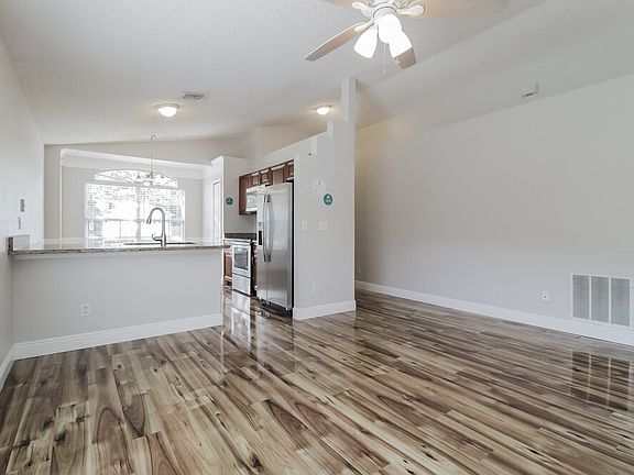 4th image of 2215 Justin Ave