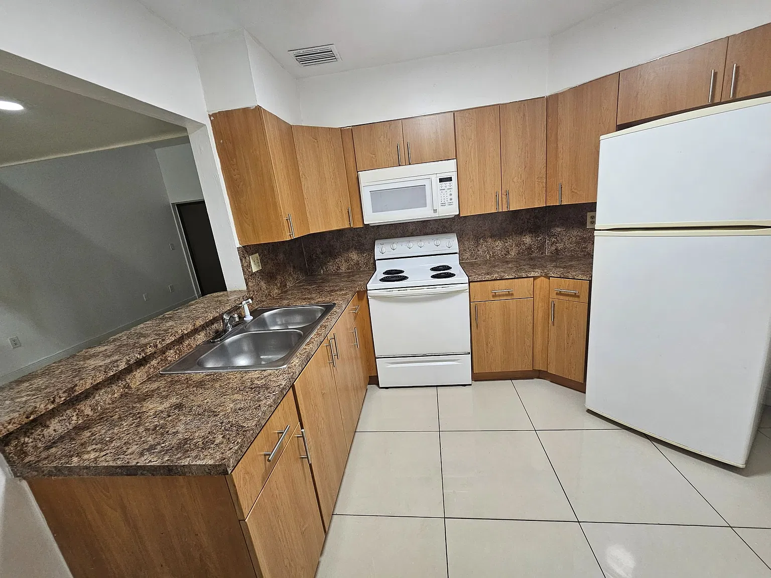 2 bed, 1000 sqft, $2,200 — Photo 3