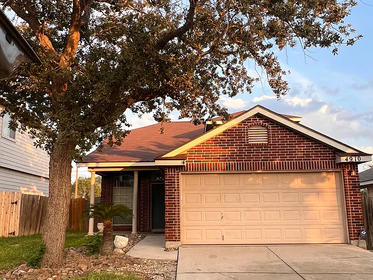 4910 Crestwood Hill Dr — Photo 1
