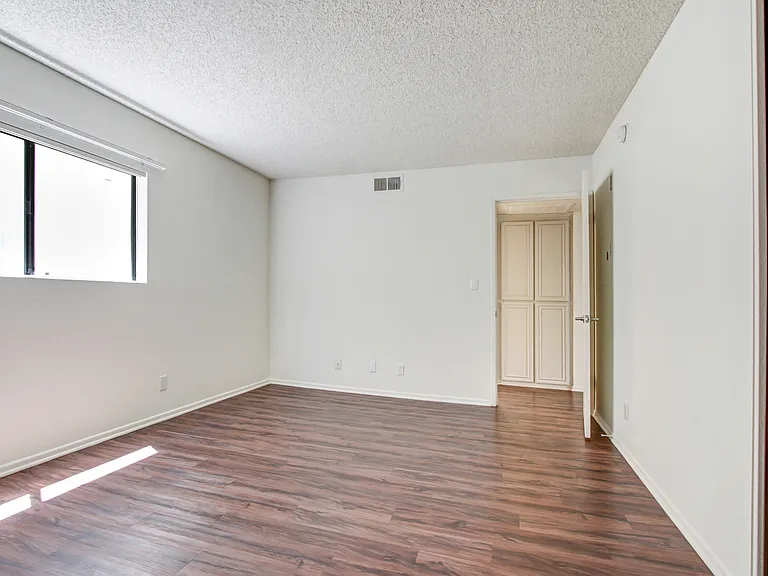 11325 Morrison St — Photo 71