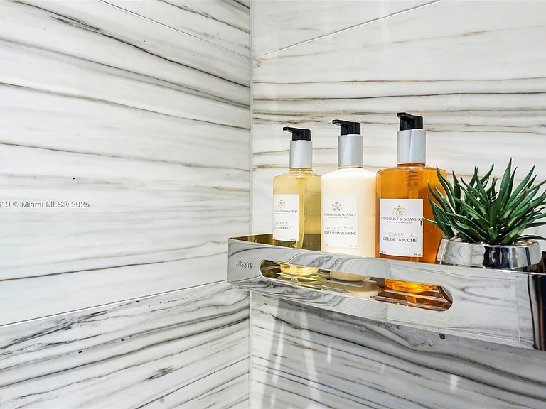 2201 Collins Ave — Photo 45