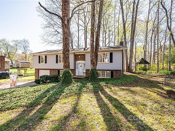 3rd image of 1028 Autumn Ln