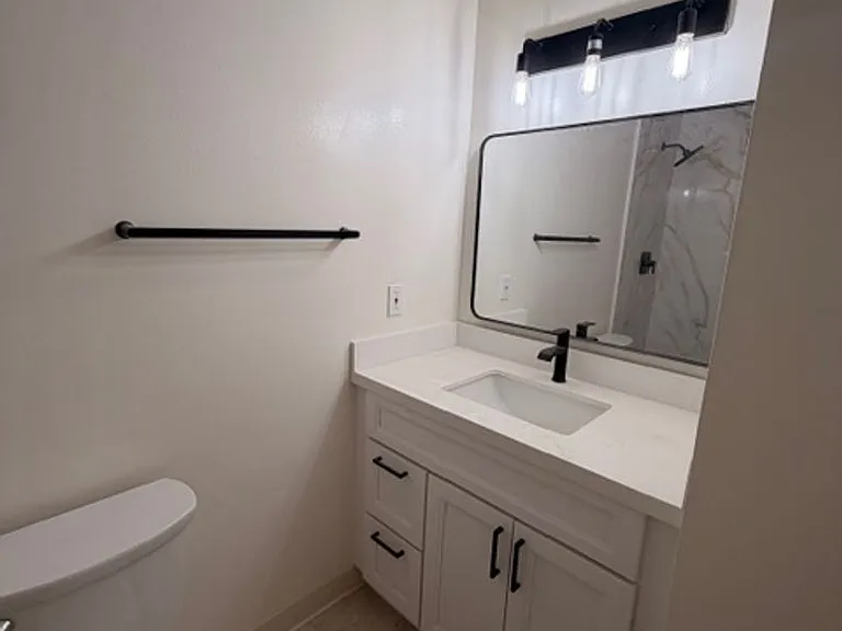 Dixon Townhouse — Photo 28