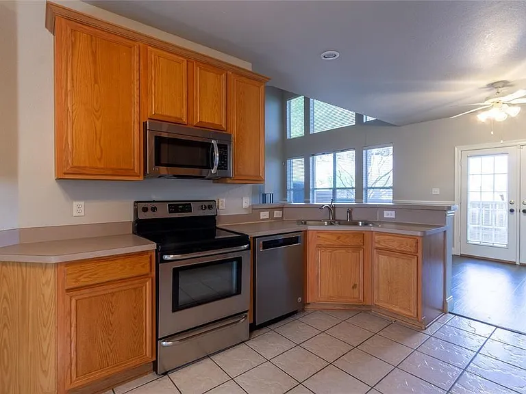 10008 Dryden Ln — Photo 8