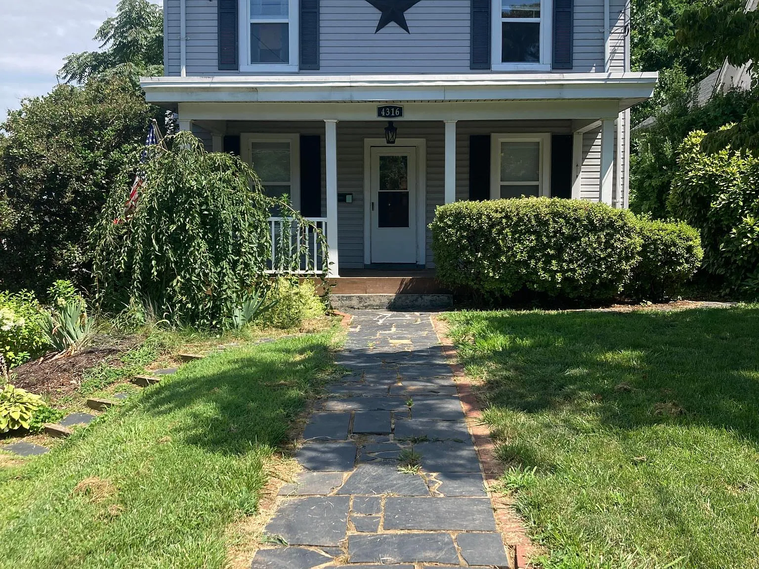 3 bed, 1300 sqft, $1,600 — Photo 1